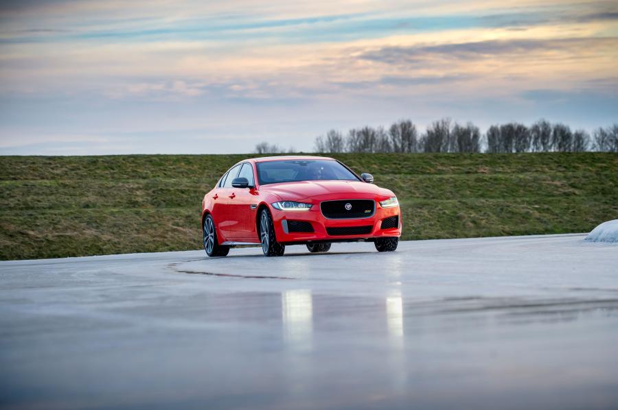  Jaguar XE 300 Sport 2018 года  (WW) (фото 22 из 24)